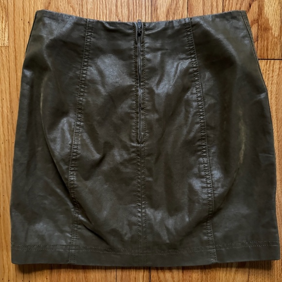 Free People Size 0 Fully lined Faux leather mini skirt (15 inch) army green - Picture 3 of 3
